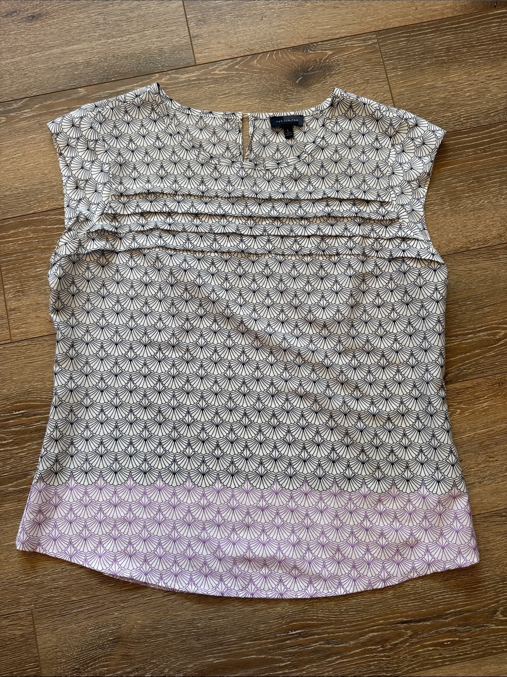 The Limited Cream and Lavender Fan-Print Cap Sleeve Blouse Size: Large
